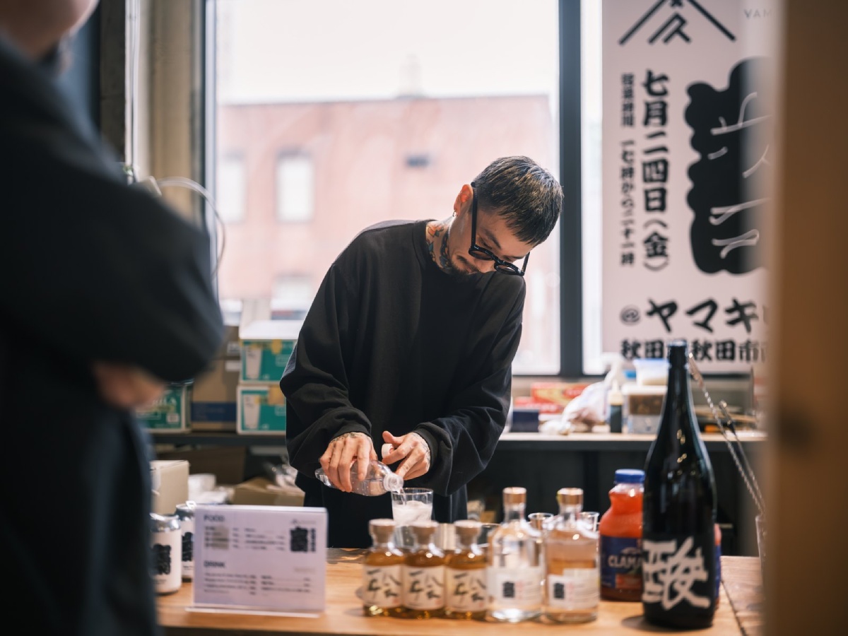寄のドリンクを仕上げる手元