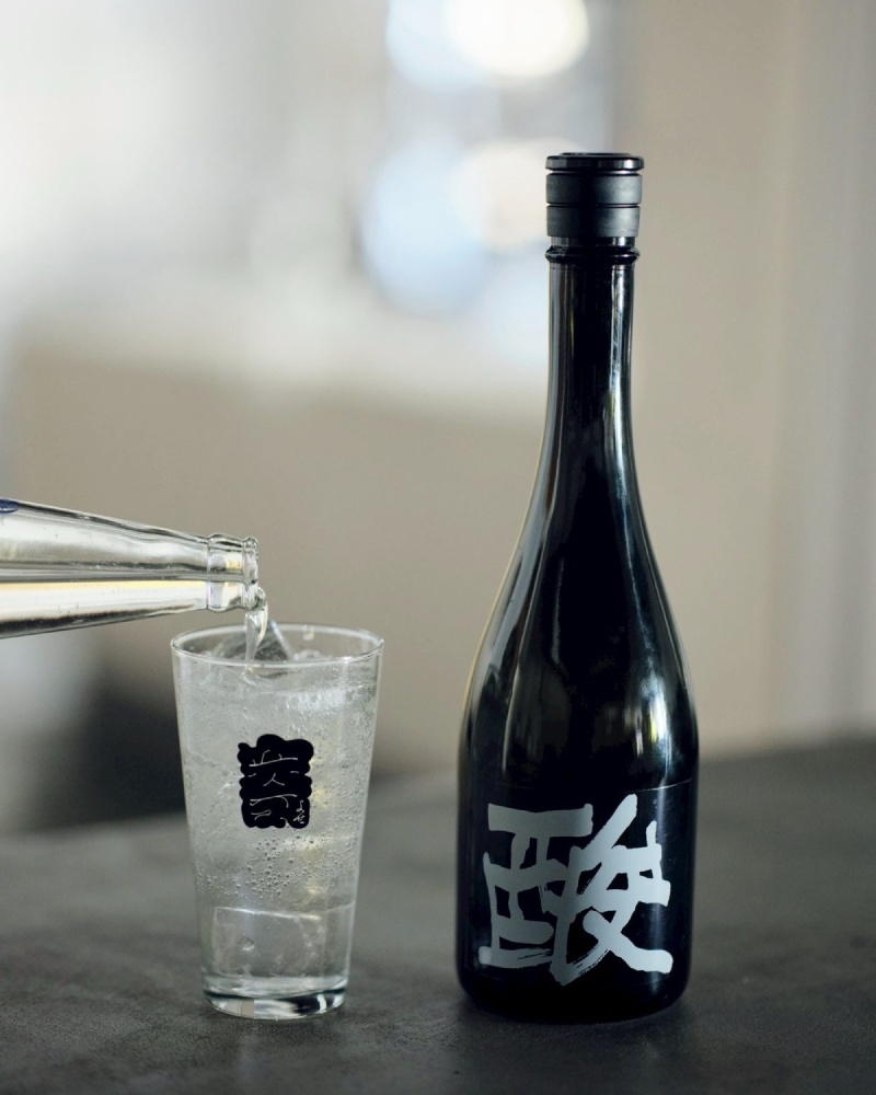 「酸」を注ぐ様子