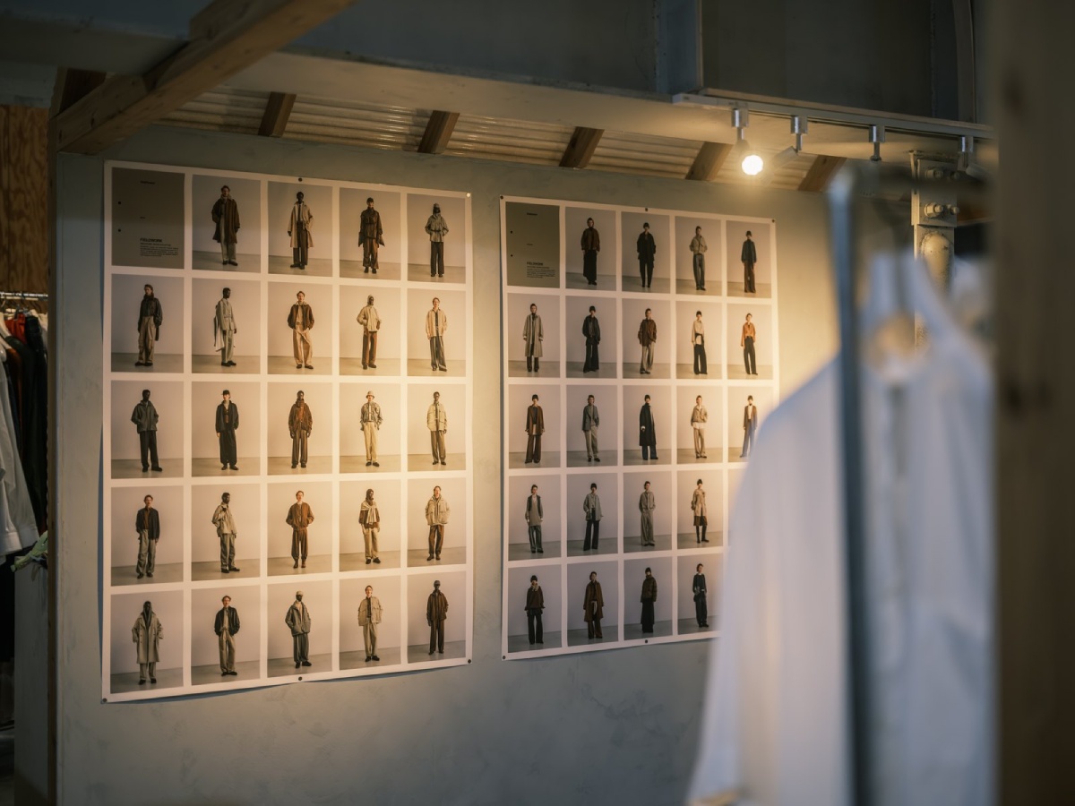 壁一面に並ぶGraphpaper 26AWコレクション「FIELDWORK」のルック|秋田ヤマキウ南倉庫
