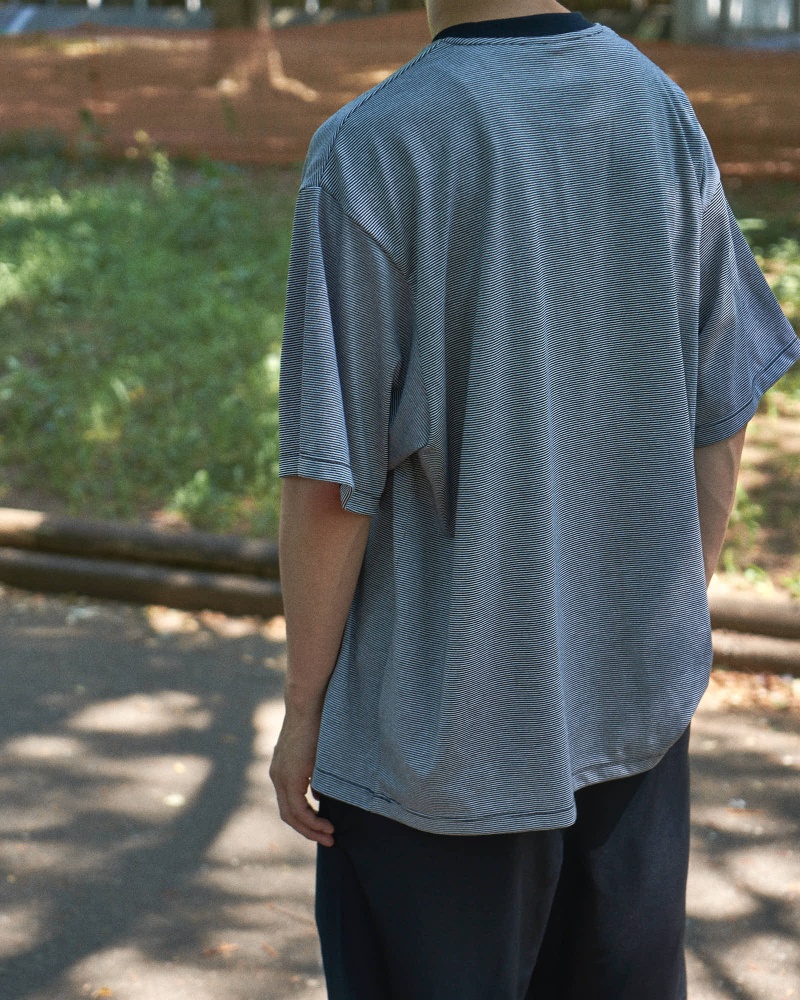 FreshService マイクロボーダー半袖TシャツとCOOLFIBERツータックショーツを公園で着用（0020）
