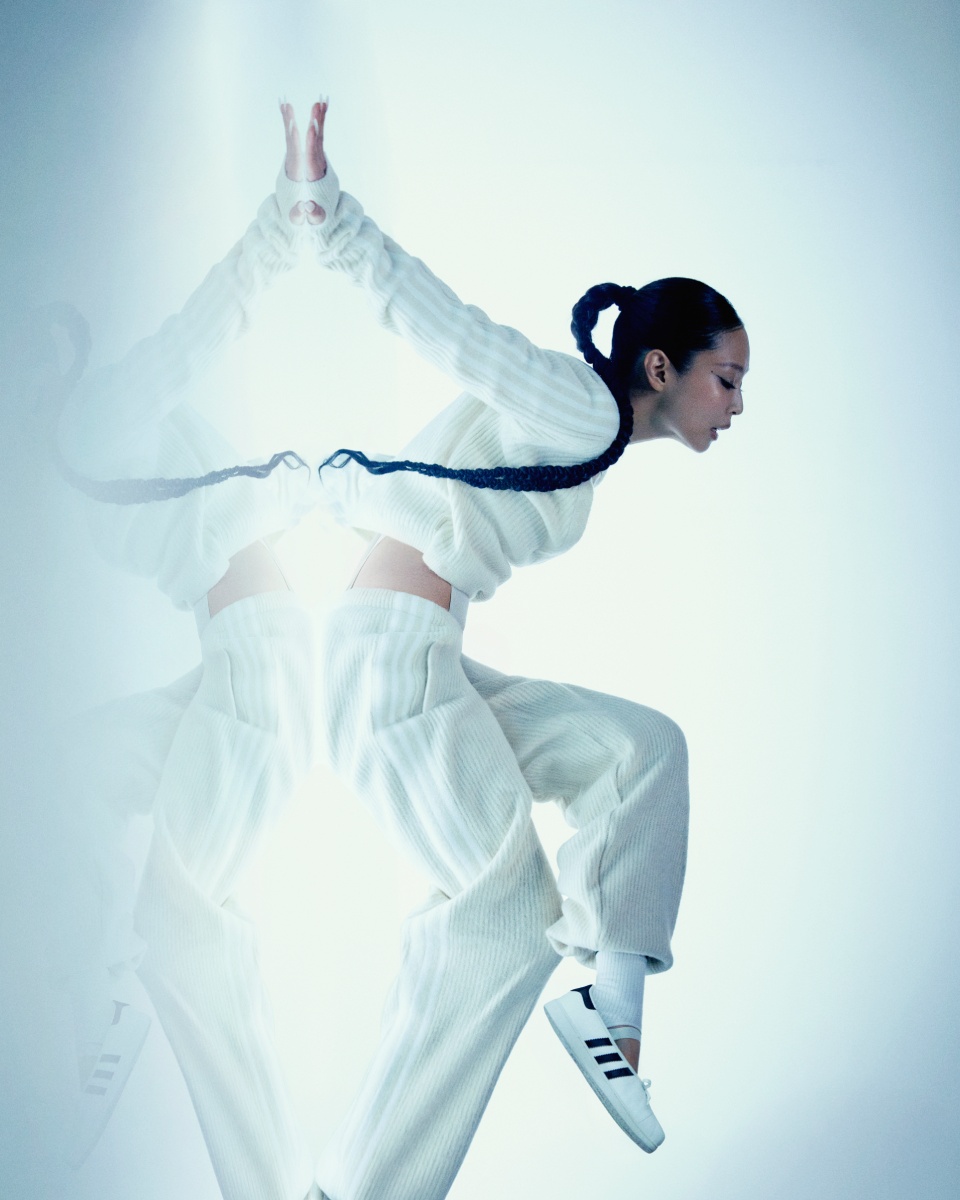 adidas Originals by JENNIE アディダス オリジナルス ジェニー FW26 ルック02 着用イメージ