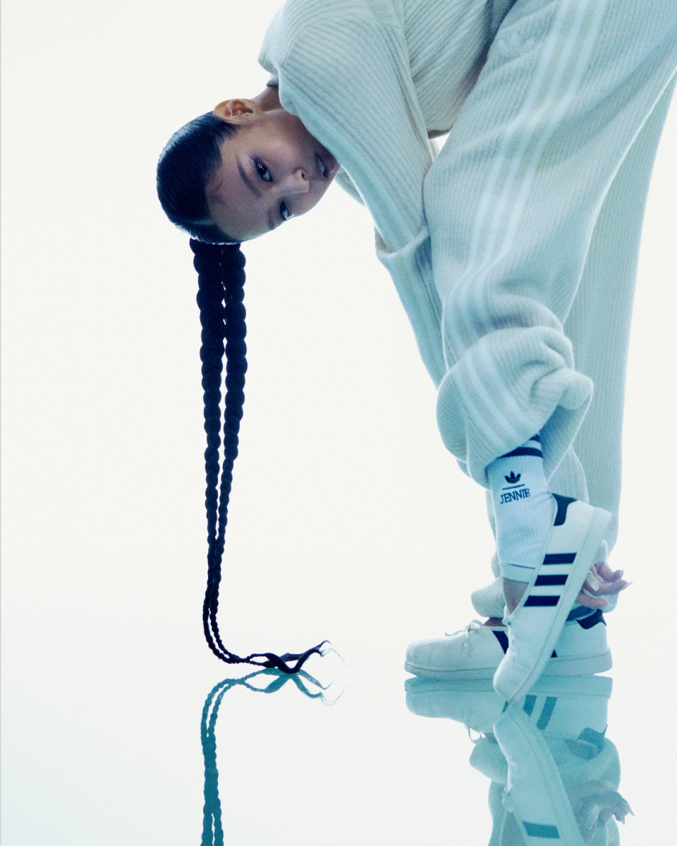 adidas Originals by JENNIE アディダス オリジナルス ジェニー FW26 ルック02 着用イメージ