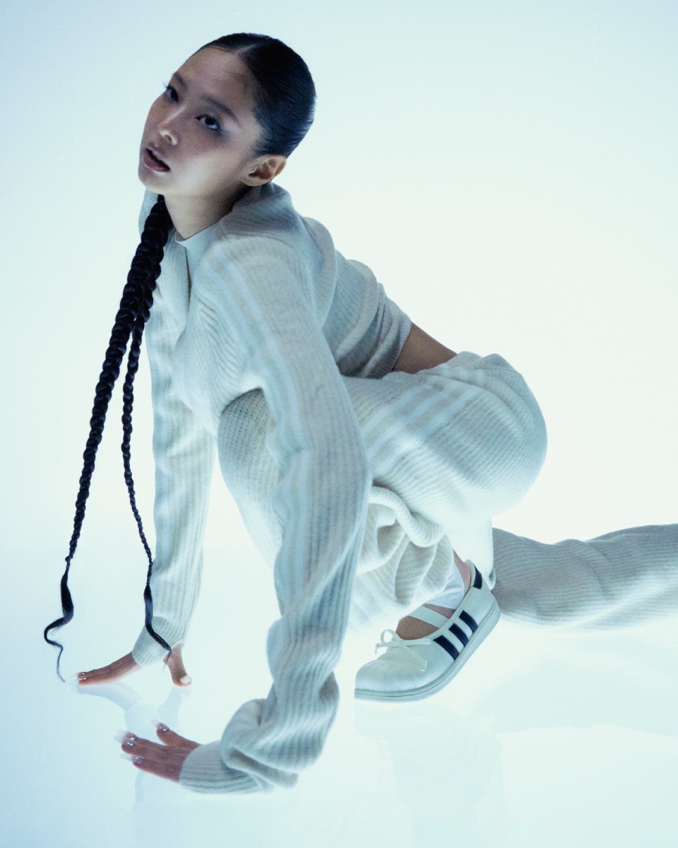 adidas Originals by JENNIE アディダス オリジナルス ジェニー FW26 ルック02 着用イメージ