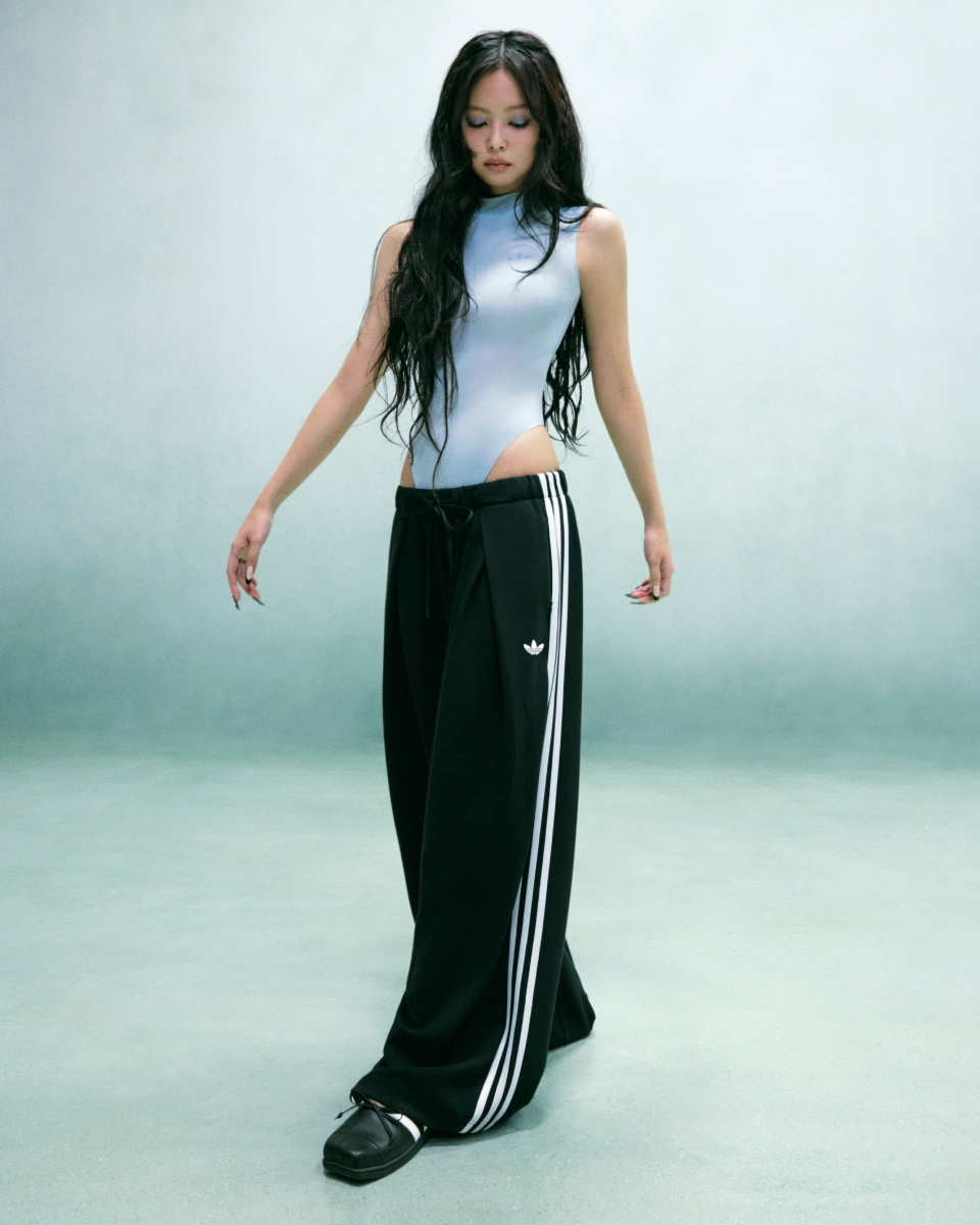 adidas Originals by JENNIE アディダス オリジナルス ジェニー FW26 ルック03 着用イメージ