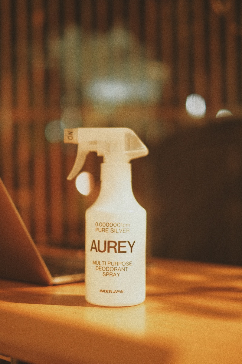 デスクに置いた AUREY PURE ONE SPRAY
