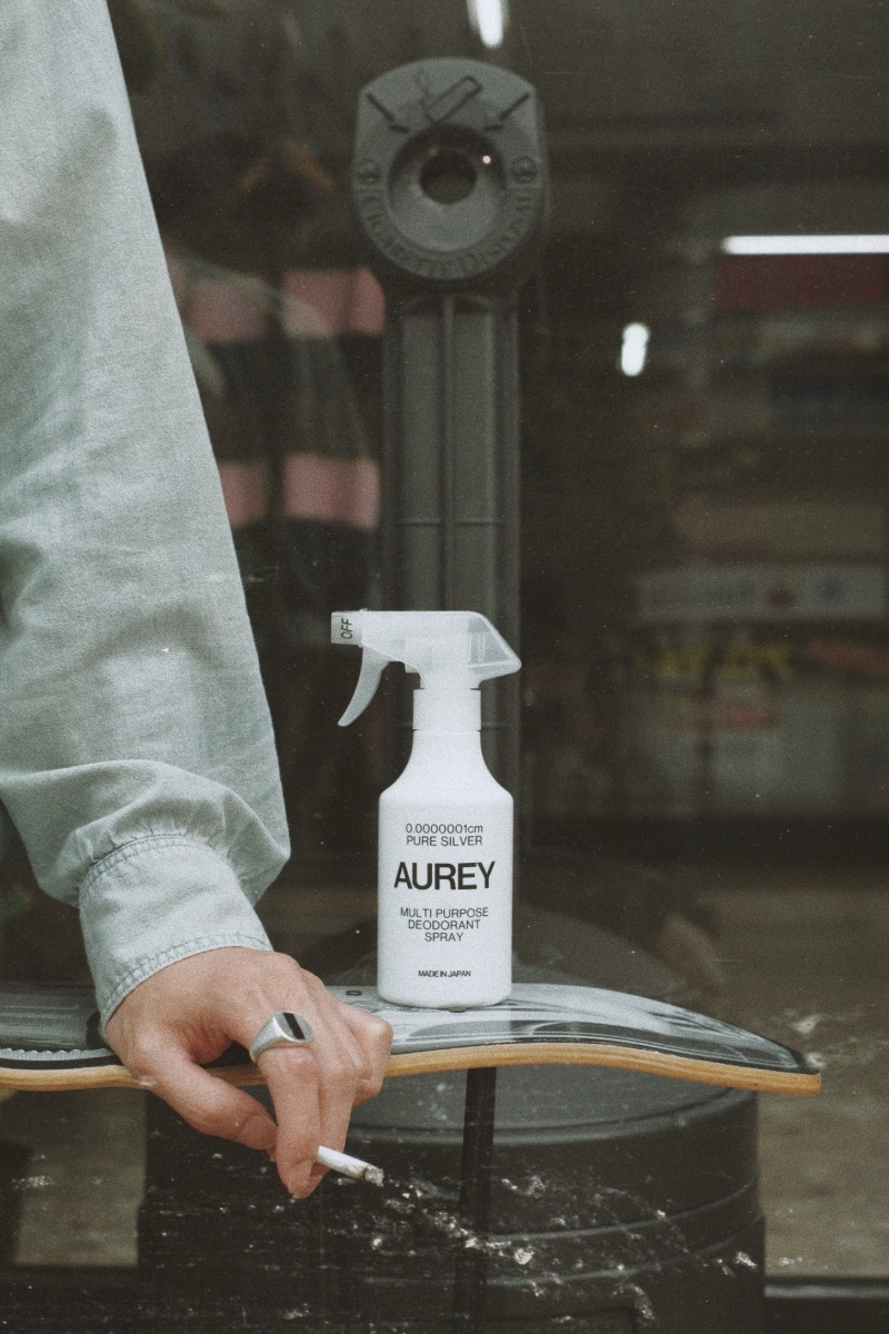 洗えないスニーカーやアウターのそばに置かれた AUREY PURE ONE SPRAY